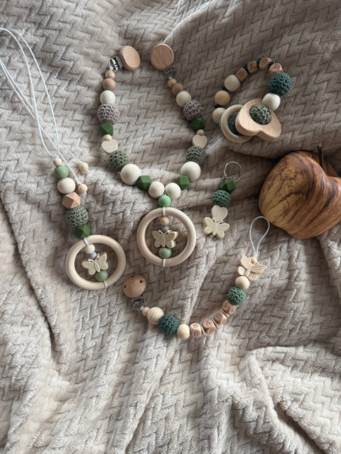 Geschenkset Baby Kinderwagenkette, Babygreifling und Rucksackanhänger