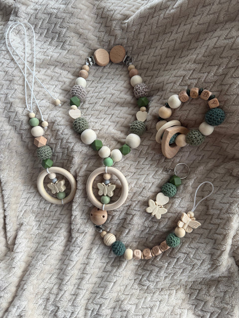 Geschenkset Baby Kinderwagenkette, Babygreifling und Rucksackanhänger