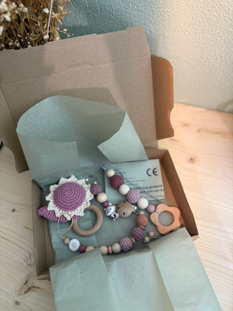 Baby Geschenkset, Babyrassel, Schnullerkette, Babyschalekette, Rucksachanhänger handgemacht und personalisiert - Small Lights Shop