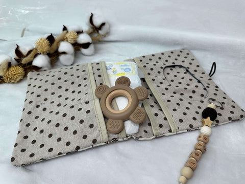 Wikelauflage und Windeltasche mit Schnullerkette und Beissring - Small Lights Shop