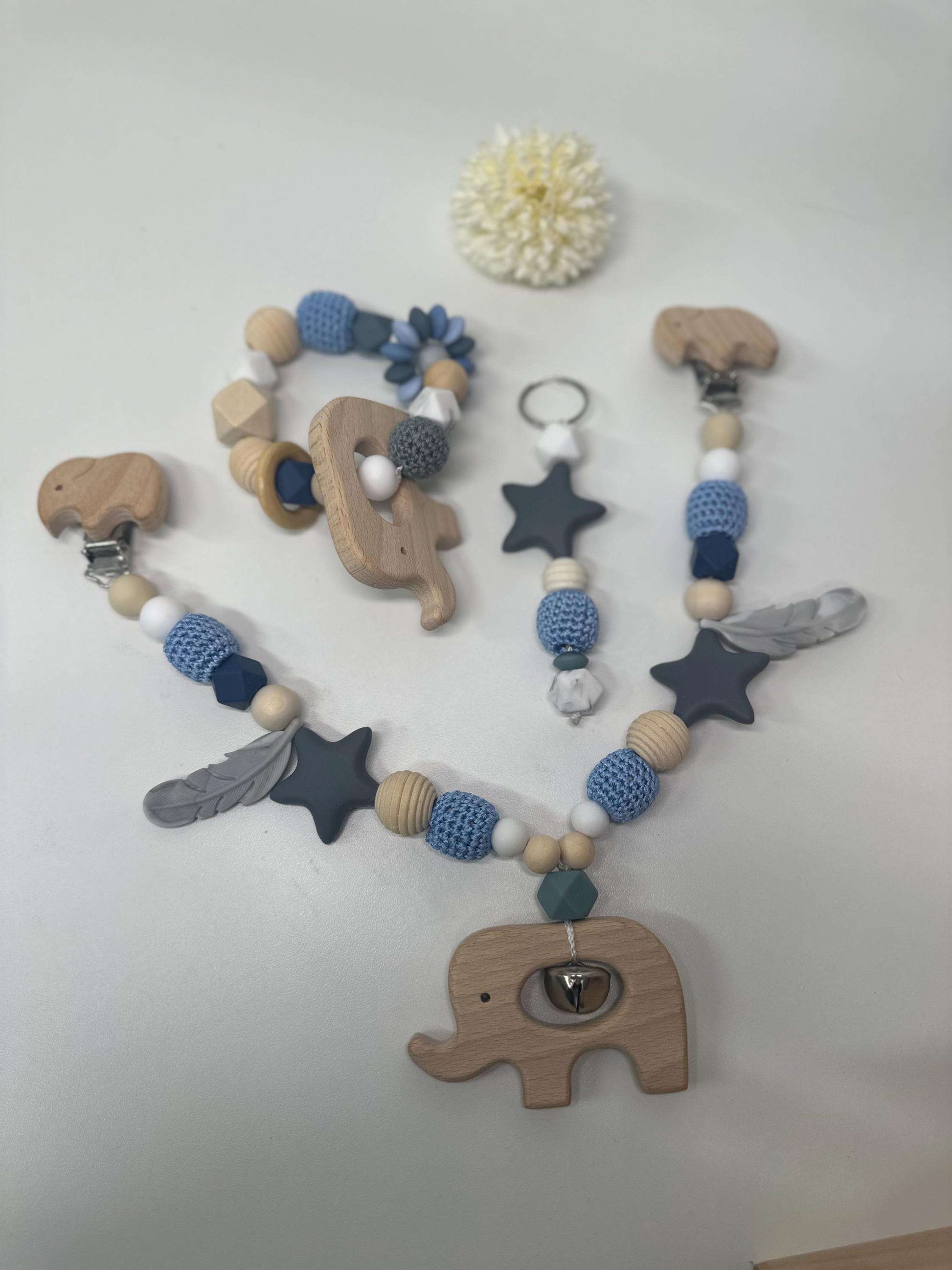 Geschenkset Baby Kinderwagenkette, Babygreifling und Rucksackanhänger - Small Lights Shop