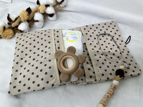 Wikelauflage und Windeltasche mit Schnullerkette und Beissring - Small Lights Shop