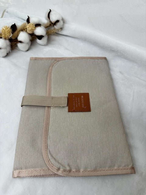 Wikelauflage und Windeltasche mit Schnullerkette und Beissring - Small Lights Shop